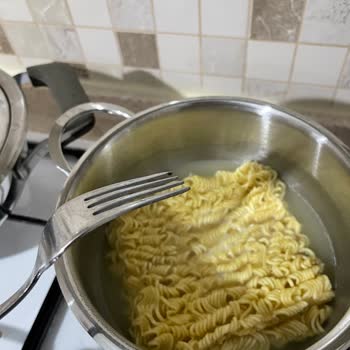 İndomie Noodle Böcek Çıktı
