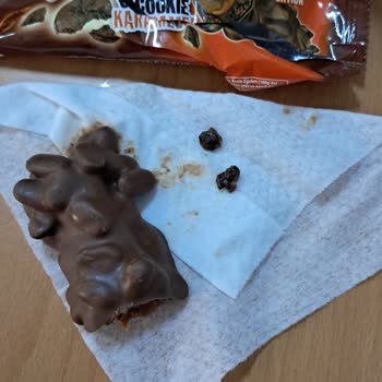 Eti Çikolata Yerken İçinden Tanımlanamayan Bir Şey Çıktı.