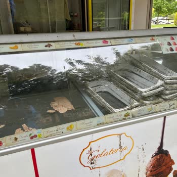 La Gelateria Denizli Adalet Parkı'ndaki Dondurma Büfesi Hayal Kırıklığı