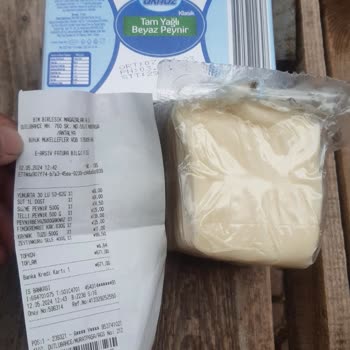 BİM'de Satılan Aknaz Marka Küflenmiş Ve Bozulmuş Peynir.