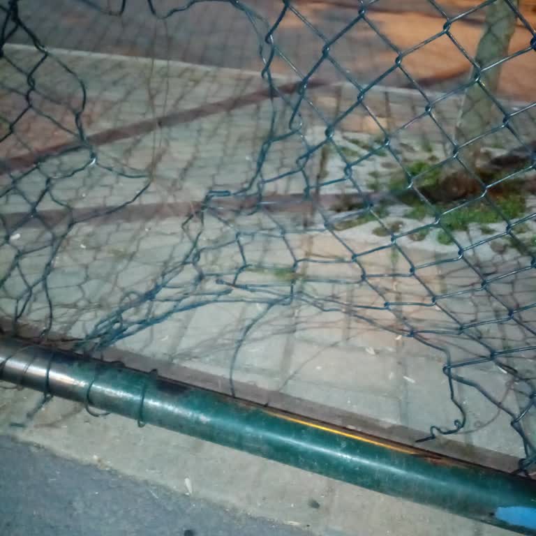 İnegöl Belediyesi Saha Tellerinin Yırtılması