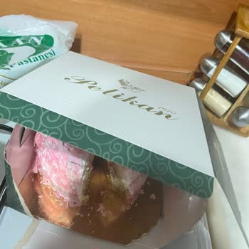 Pelikan Cafe Pelikan Pastahaneleri Görseldeki Pastadan Farklı Pasta Gönderdi