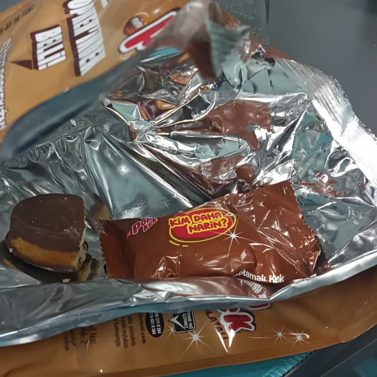 Eti Gıda 10'lu Eti Pop Kek'ten 1 Eksik Ve 1 Yarısı Yenmiş Ürün Çıkması