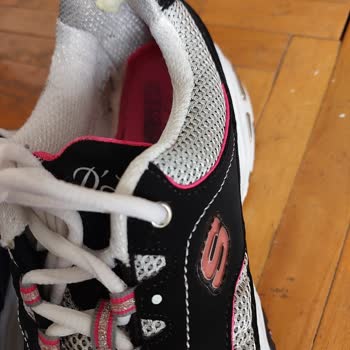 Skechers Ürünün Arkasında Durmuyor