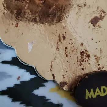 Kurtköy Mado'dan Alınan Pasta Bayattı Ve İçinden Küçük Üçgen Sert Plastik Bir Parça Çıktı