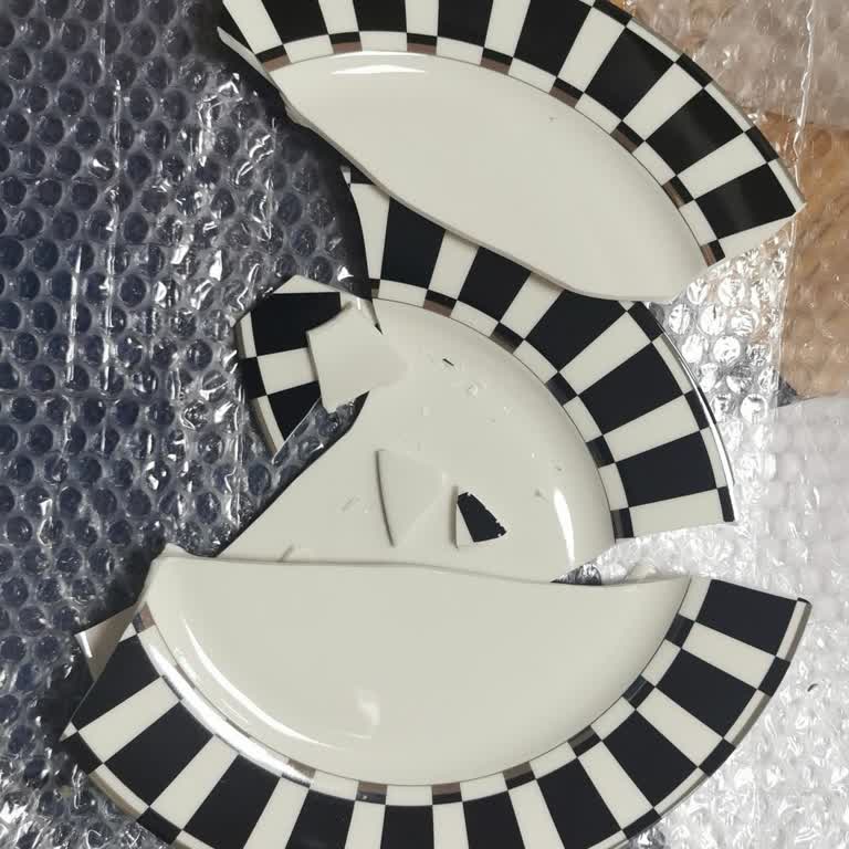 MNG Kargo Parçalanan Ve Kapı Girişine Fırlatılan Kargolar