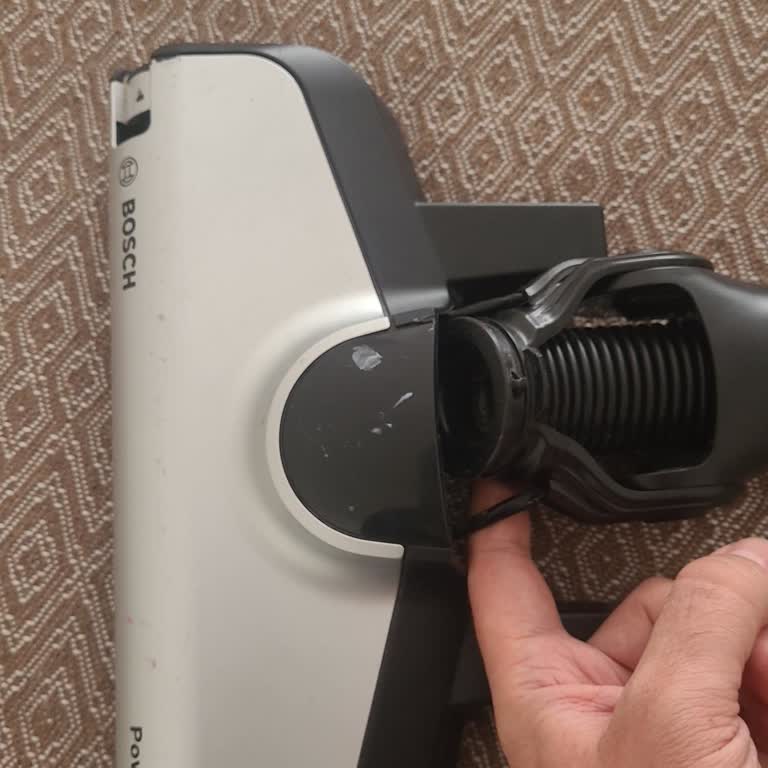 Bosch Ultimate 6 Akku-Staubsauger, Bürste innerhalb 1.5 Jahren gebrochen