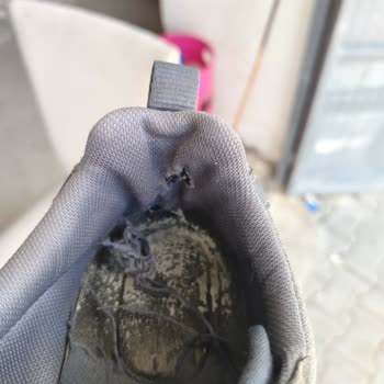 Hummel Ayakkabı Az Kullanmama Rağmen Yırtıldı