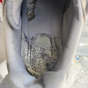 Hummel Ayakkabı Az Kullanmama Rağmen Yırtıldı