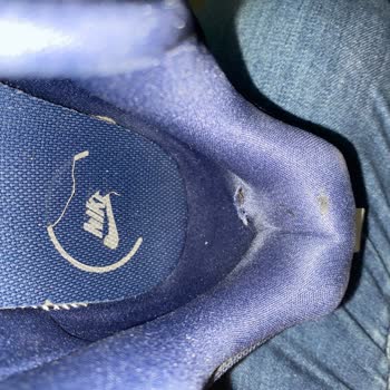 Nike verweigert Garantie für beschädigtes Futter, Austausch gefordert