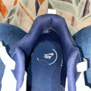 Nike verweigert Garantie für beschädigtes Futter, Austausch gefordert