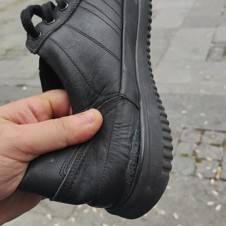 FLO Ayakkabı 2 Ay İçinde Aldığım Ayakkabıda Yırtılma Oldu Değişim Yapmıyorlar