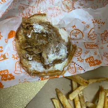 Popeyes Yanmış Ve Özensiz Yemek Menüsü