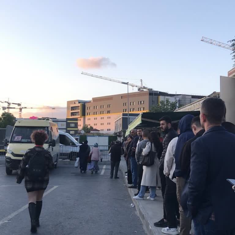 İBB - İstanbul Büyükşehir Belediyesi 142F Otobüsü Avcılar Peron