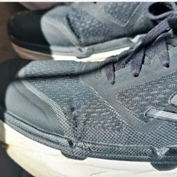 Skechers'in 2 Yıl Garantili Olarak Sattığı Ayakkabı 3-4 Ayda Yırtıldı