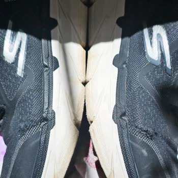 Skechers'in 2 Yıl Garantili Olarak Sattığı Ayakkabı 3-4 Ayda Yırtıldı