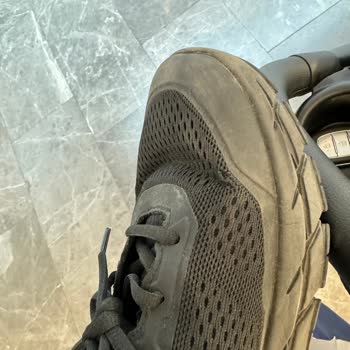 Skechers Sattığı Ayakkabısının Arkasında Durmuyor