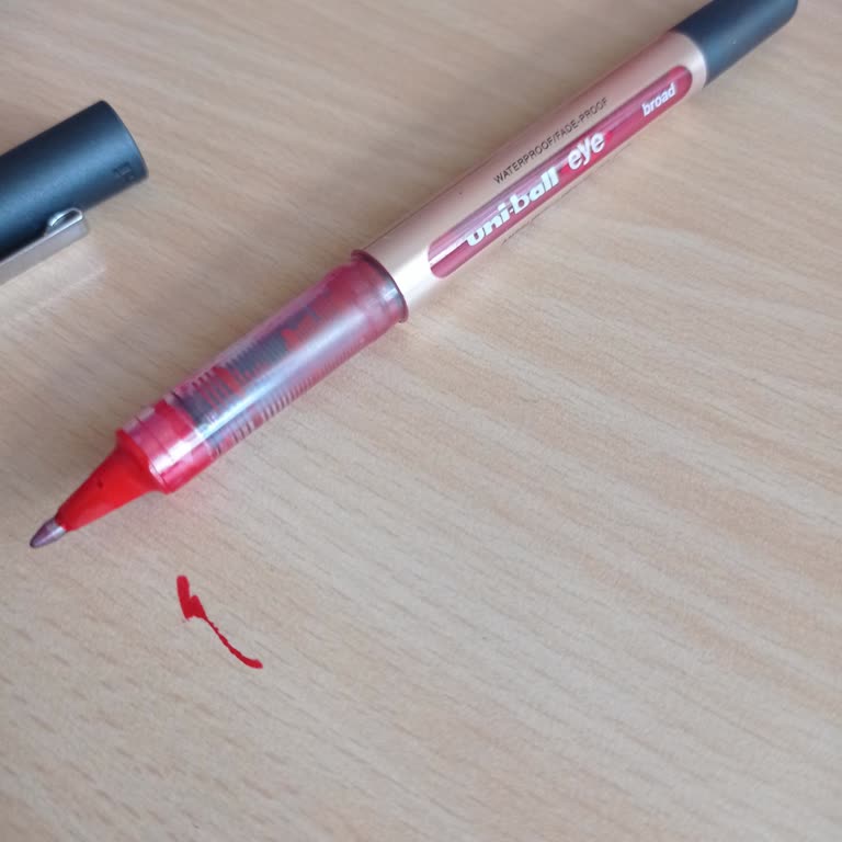 Uniball Yazı Gereçleri Eye Broad Akıtıyor