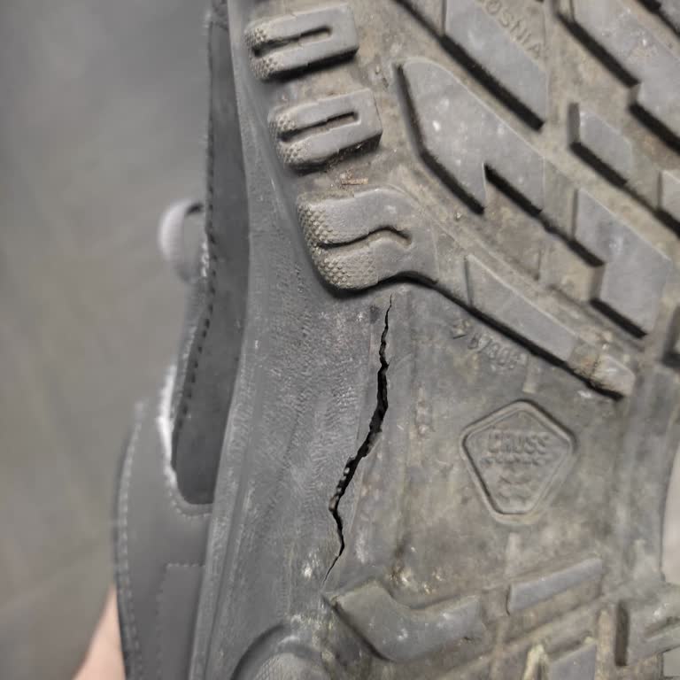 Decathlon Outdoor Ayakkabı 6 Ayda Tabanında Yırtılma Oldu