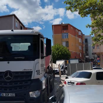 Sultanbeyli Belediyesi Kaldırımdaki Araçlara Çözüm Bulunsun!