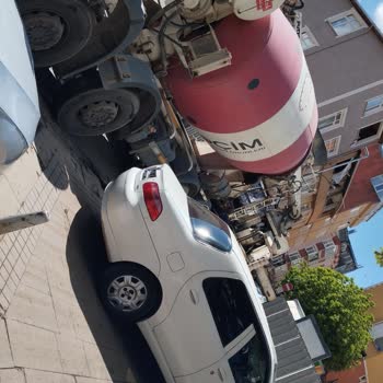 Sultanbeyli Belediyesi Kaldırımdaki Araçlara Çözüm Bulunsun!