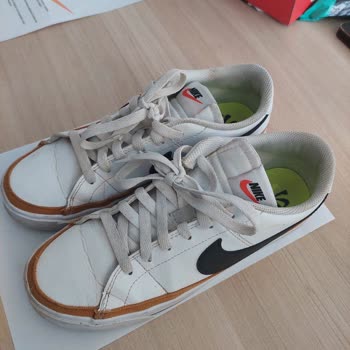 Nike Spor Ayakkabı Kısa Sürede Giyilemez Duruma Geldi