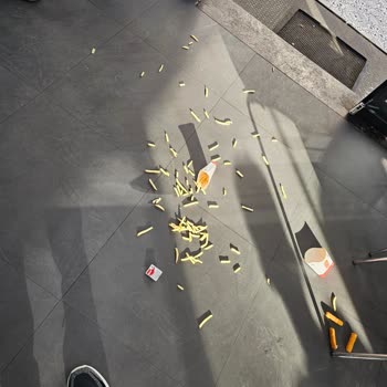 Burger King Temizlik Sorunu Ve Personel İlgisiz