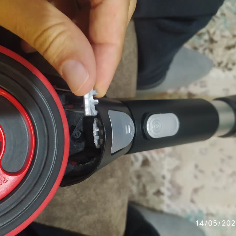 Bosch Boş Dikey Süpürge Toz Haznesi Klipsi Kırıldı Daha Bir Yıl Olmadı.