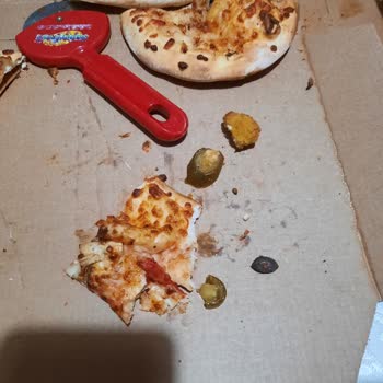 Domino's Pizza Pizzetta İçinden Zeytin Çekirdeği Çıktı