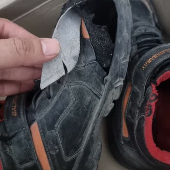 FLO Ayakkabı FLO, 6 Ay Garantili Olarak Sattığı Ürüne Değişim Yapmıyor.