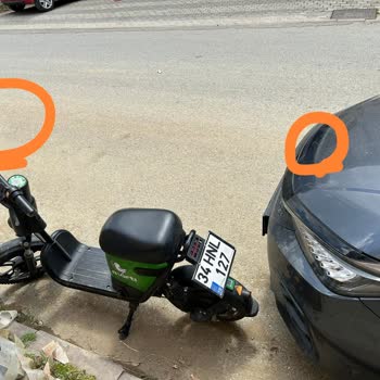 Martı Scooter'in Park Halindeki Araca Sürtmesi