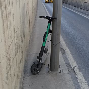 Marti Scooter'larin Kaldırım İşgali