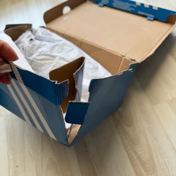 Adidas Parçalanmış Ayakkabı Kutusu