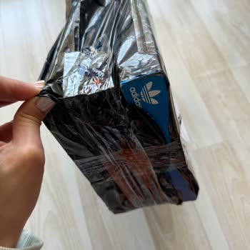 Adidas Parçalanmış Ayakkabı Kutusu