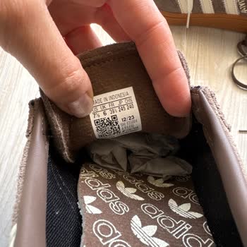 Adidas Parçalanmış Ayakkabı Kutusu