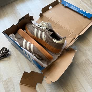 Adidas Parçalanmış Ayakkabı Kutusu