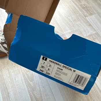 Adidas Parçalanmış Ayakkabı Kutusu