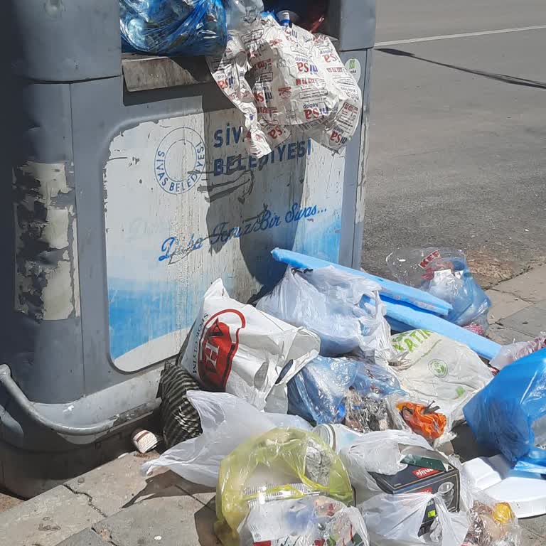 Sivas Belediyesi Tatilde Çöpler Toplanmıyor