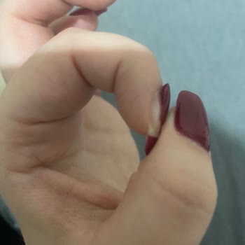 Tuğba Yeşilova Güzellik Protez Tırnaklarının Bir Haftada Üç Tanesi Kırılmadı, Soyuldu