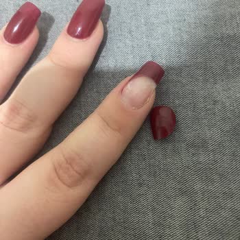 Tuğba Yeşilova Güzellik Protez Tırnaklarının Bir Haftada Üç Tanesi Kırılmadı, Soyuldu