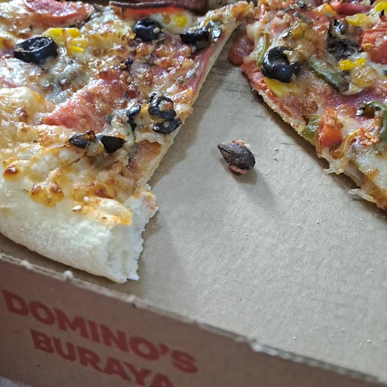 Domino's Pizza Zeytin Çekirdeği Dikkatsizliği