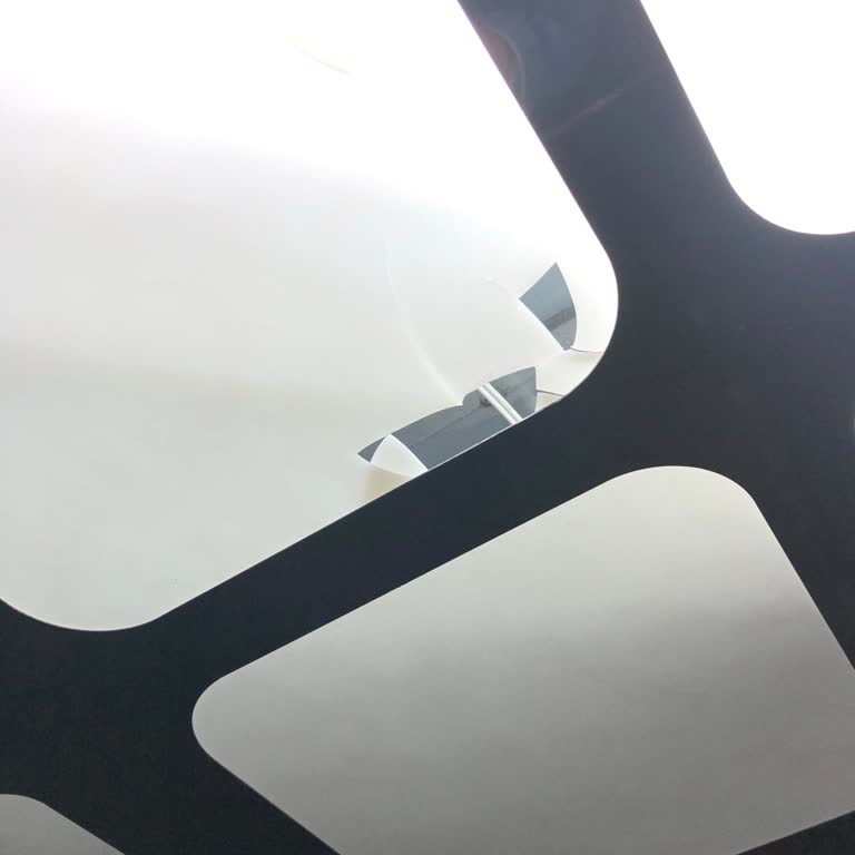 Asan Avm Sevkiyat Ekibi Ürün Taşırken Asansörü Kırdı!