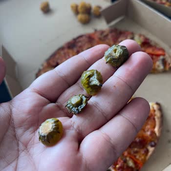 Domino's Pizza İçinden Sap Çıktı
