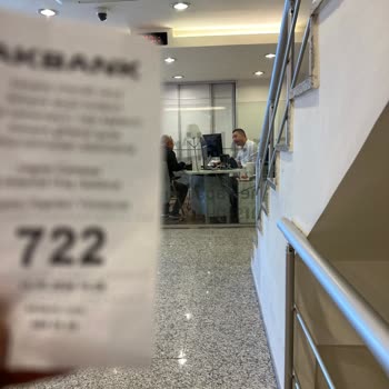 Akbank'ta İş Bilmeyen Eksik Personelle Bekleme