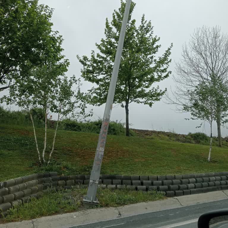 Boğaziçi Elektrik - BEDAŞ Yıkılmak Üzere Olan Elektrik Direği.