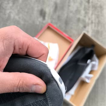 FLO Ayakkabı Kalitesiz Boya Ve İpleri Sökülen Ayakkabı Hayal Kırıklığı
