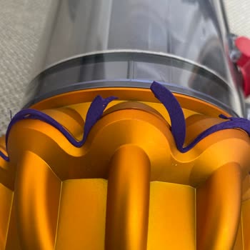Dyson V15 Marka Süpürgemin 1 Yıl Olmadan Plastikleri Kopmaya Başladı.