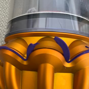 Dyson V15 Marka Süpürgemin 1 Yıl Olmadan Plastikleri Kopmaya Başladı.