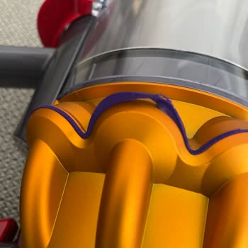 Dyson V15 Marka Süpürgemin 1 Yıl Olmadan Plastikleri Kopmaya Başladı.