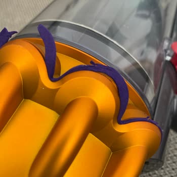 Dyson V15 Marka Süpürgemin 1 Yıl Olmadan Plastikleri Kopmaya Başladı.